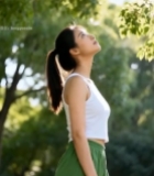  女孩公园树下仰头享受阳光7568#竖屏 	 