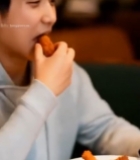  女孩伸手拿盘中炸鸡块1276#竖屏 	 