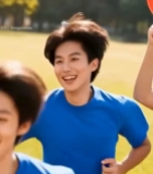  年轻人户外手持气球奔跑(1)7607#竖屏 	 