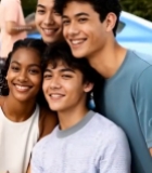  年轻人亲密合影微笑画面1405#竖屏 	 