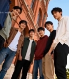  年轻人在红砖建筑前合影(1)7586#竖屏 	 