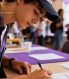  年轻人室内伏案书写1893#竖屏 	 