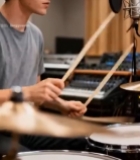  男子在录音室演奏架子鼓(1)3136#竖屏 	 