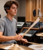  男子在录音室演奏架子鼓(2)5150#竖屏 	 