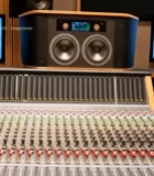  男子在录音室操作设备竖大拇指(1)7225#竖屏 	 