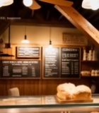  男子在面包店内站立微笑1122#竖屏 	 