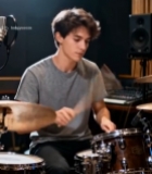  男子在录音室演奏架子鼓1413#竖屏 	 