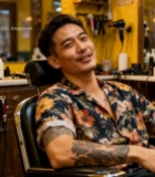  男子在理发店放松微笑5345#竖屏 	 