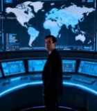  男子站立于科技感屏幕操控台前6446#竖屏 	 