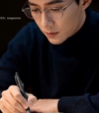  男子专注书写记录画面1981#竖屏 	 