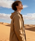  男子沙漠中仰头眺望天空5684#竖屏 	 