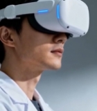  男子佩戴眼镜体验虚拟现实4794#竖屏 	 