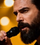  男子舞台手持麦克风演唱1988#竖屏 	 