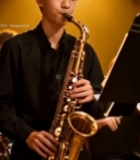  男子演奏萨克斯现场3423#竖屏 	 