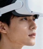  男子佩戴眼镜体验虚拟现实(2)6076#竖屏 	 
