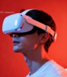  男子佩戴眼镜体验虚拟现实(1)5708#竖屏 	 