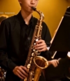  男子演奏萨克斯现场3423#竖屏 	 