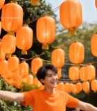  男子于灯笼下欢呼庆祝1505#竖屏 	 