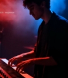  男子舞台弹奏电子琴7443#竖屏 	 