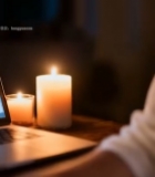  男子室内使用笔记本电脑4157#竖屏 	 