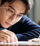  男子室内专注看书特写2526#竖屏 	 