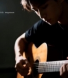  男子室内弹奏吉他5774#竖屏 	 