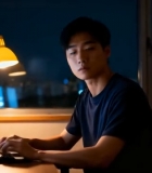  男子夜间在家使用电脑办公4401#竖屏 	 