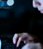  男子夜晚专注使用笔记本电脑(1)3206#竖屏 	 