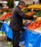  男子菜市场挑选蔬菜水果4531#竖屏 	 