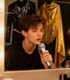  男性艺人后台手持麦克风画面6503#竖屏 	 