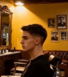  男性在理发店打理发型1415#竖屏 	 