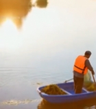  男子湖面小船打捞水草3059#竖屏 	 