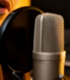  男子麦克风前录音特写2293#竖屏 	 