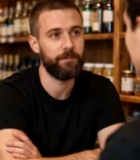  男子吧台前与他人交流5527#竖屏 	 