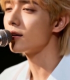  男子对着麦克风唱歌特写3072#竖屏 	 