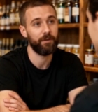  男子吧台前与他人交流5527#竖屏 	 