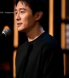  男士对着麦克风讲话1797#竖屏 	 