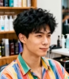  男士在理发店染发后微笑6584#竖屏 	 