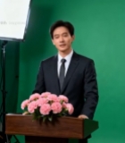  男士绿幕前于讲台发言素材7332#竖屏 	 