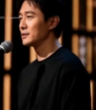  男士对着麦克风讲话1797#竖屏 	 