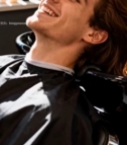  男士在理发店洗头微笑2787#竖屏 	 