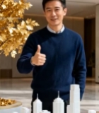  男士于室内对建筑模型竖大拇指3648#竖屏 	 