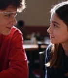  男孩女孩桌边对视4205#竖屏 	 