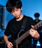  男孩室内弹奏电吉他150#竖屏 	 