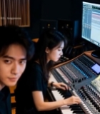  男女在录音室操作设备2084#竖屏 	 