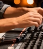  男人操作调音台音频制作画面3922#竖屏 	 