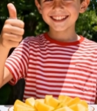  男孩户外吃菠萝竖大拇指1652#竖屏 	 