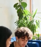  男女室内互动交流场景(1)7180#竖屏 	 