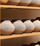  木质架上的手工编织储物罐6048#竖屏 	 