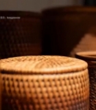  木质架上的手工编织储物罐6048#竖屏 	 